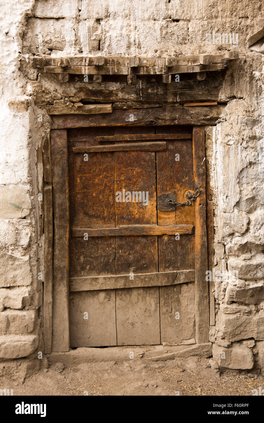 India, Himachal Pradesh, Spiti, Kaza, molto piccolo costruito tradizionalmente casa in legno porta Foto Stock