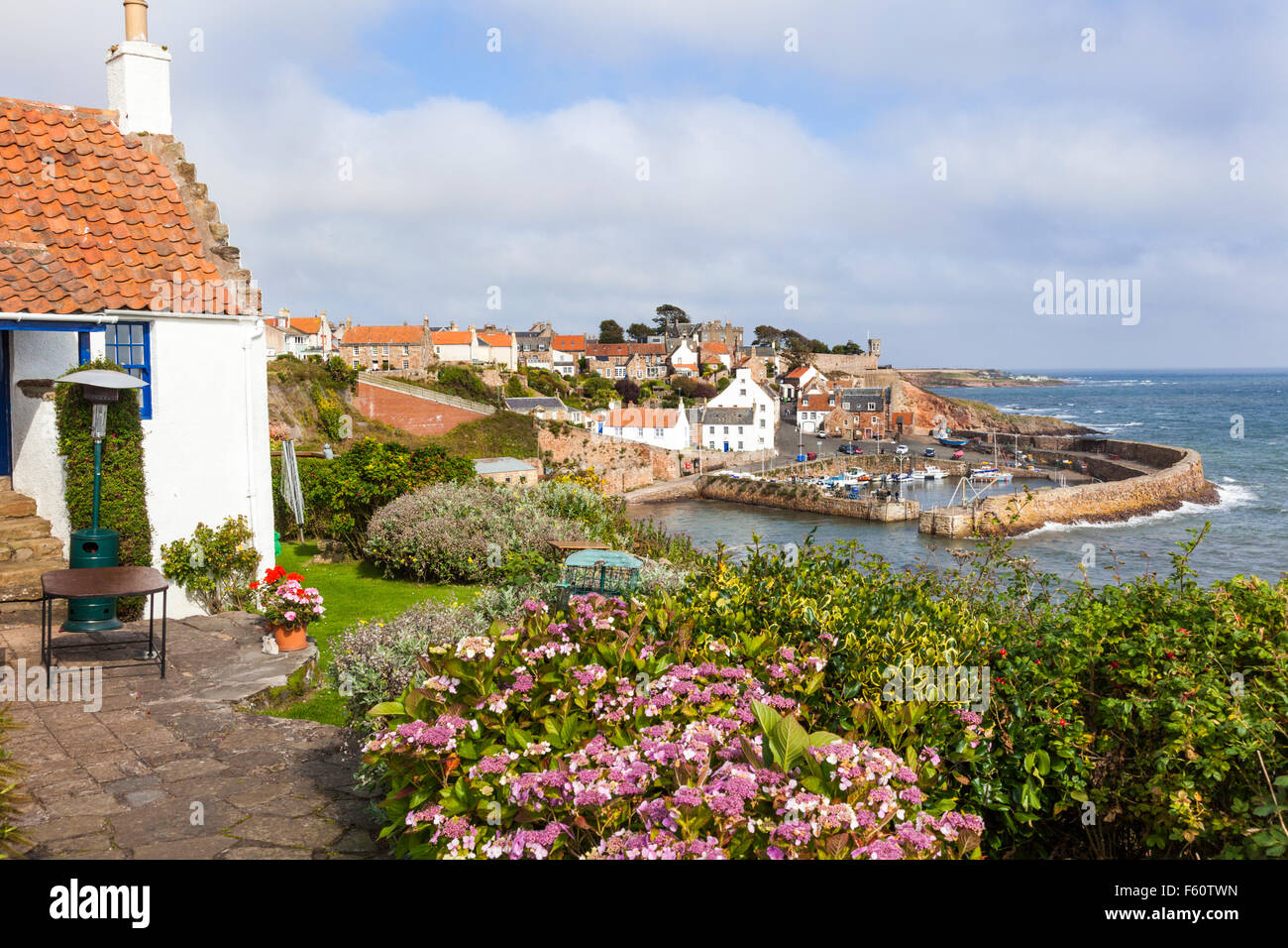 Alta Marea presso il porto nel piccolo villaggio di pescatori di Crail in East Neuk di Fife, Scozia UK Foto Stock