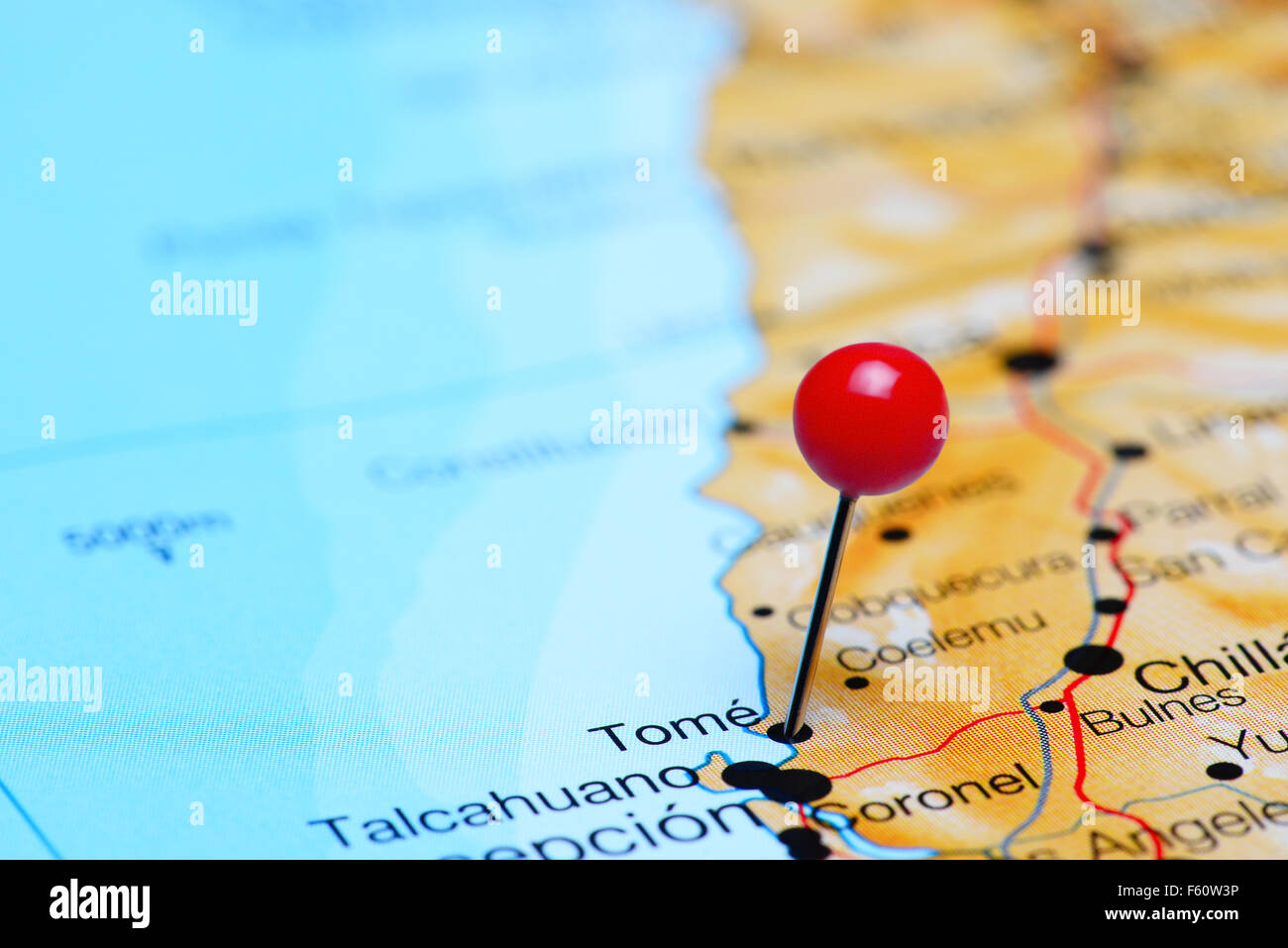 Tome imperniata su una mappa del Cile Foto Stock