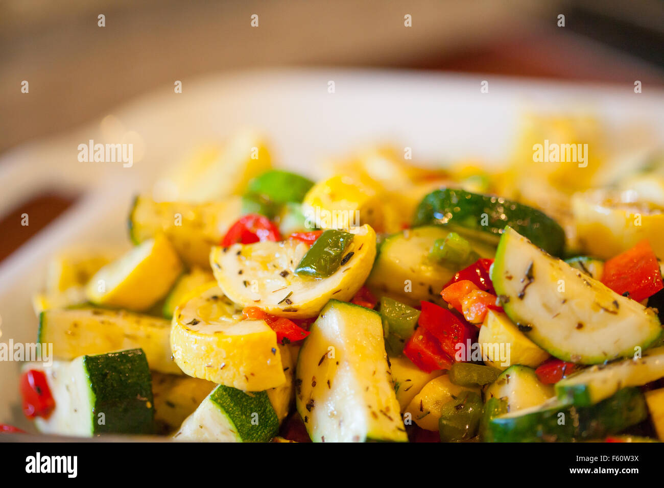 Ciotola con erborinati e zucchini zucca gialla con peperoni Foto Stock