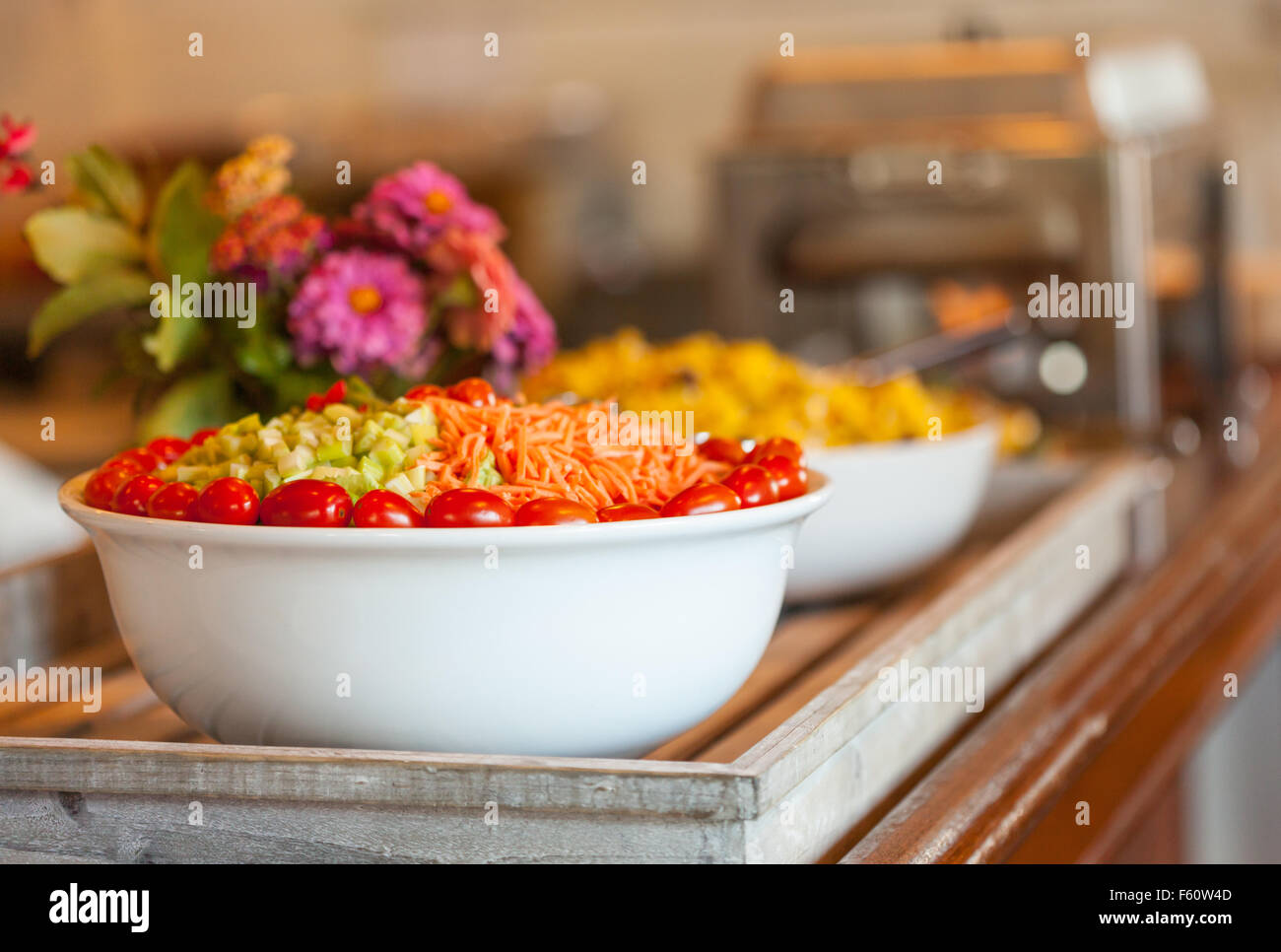 Insalata con uva pomodori, carote e sedano su un tavolo da buffet Foto Stock