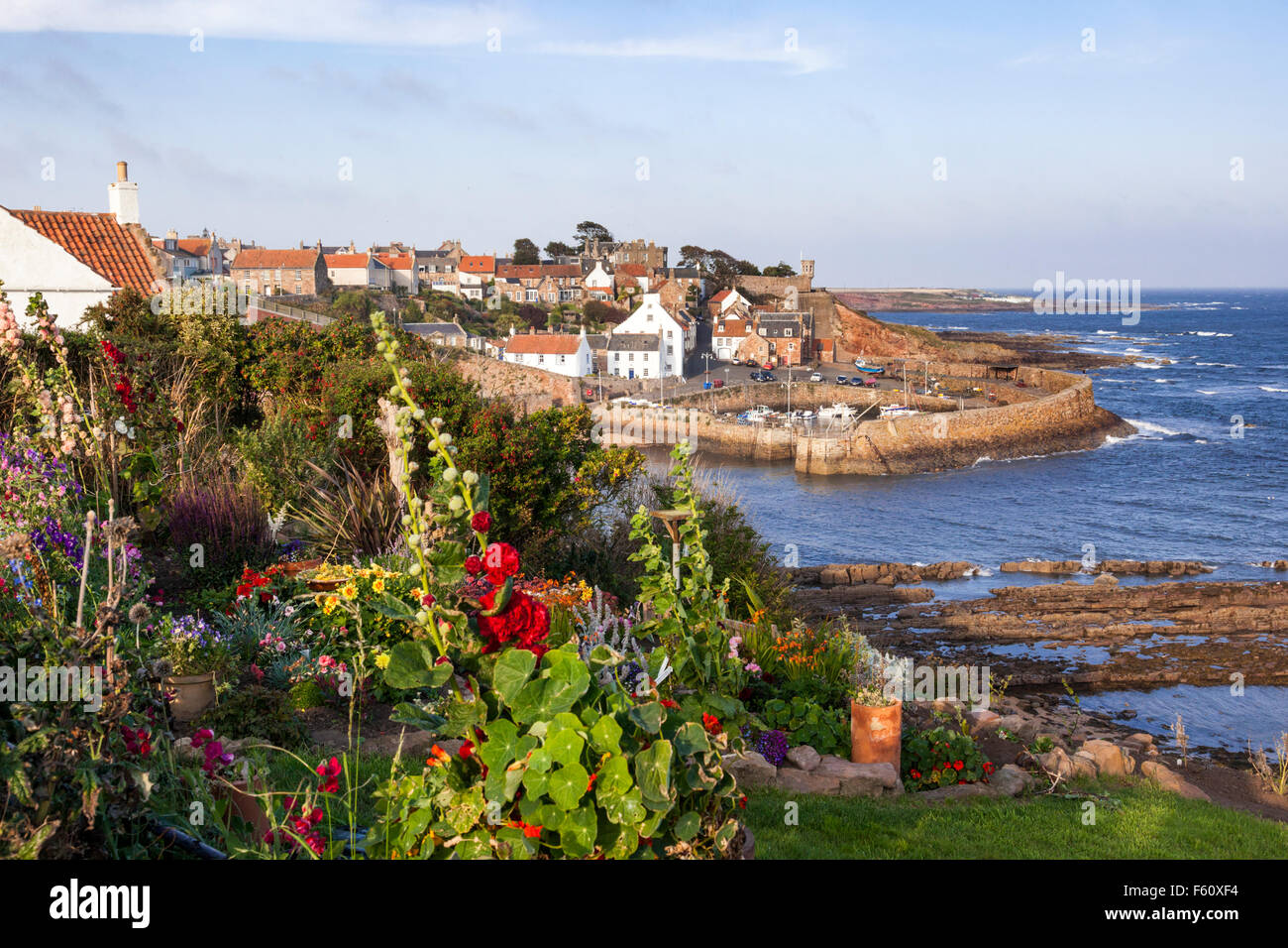 Luce della Sera sul piccolo villaggio di pescatori di Crail in East Neuk di Fife, Scozia UK Foto Stock