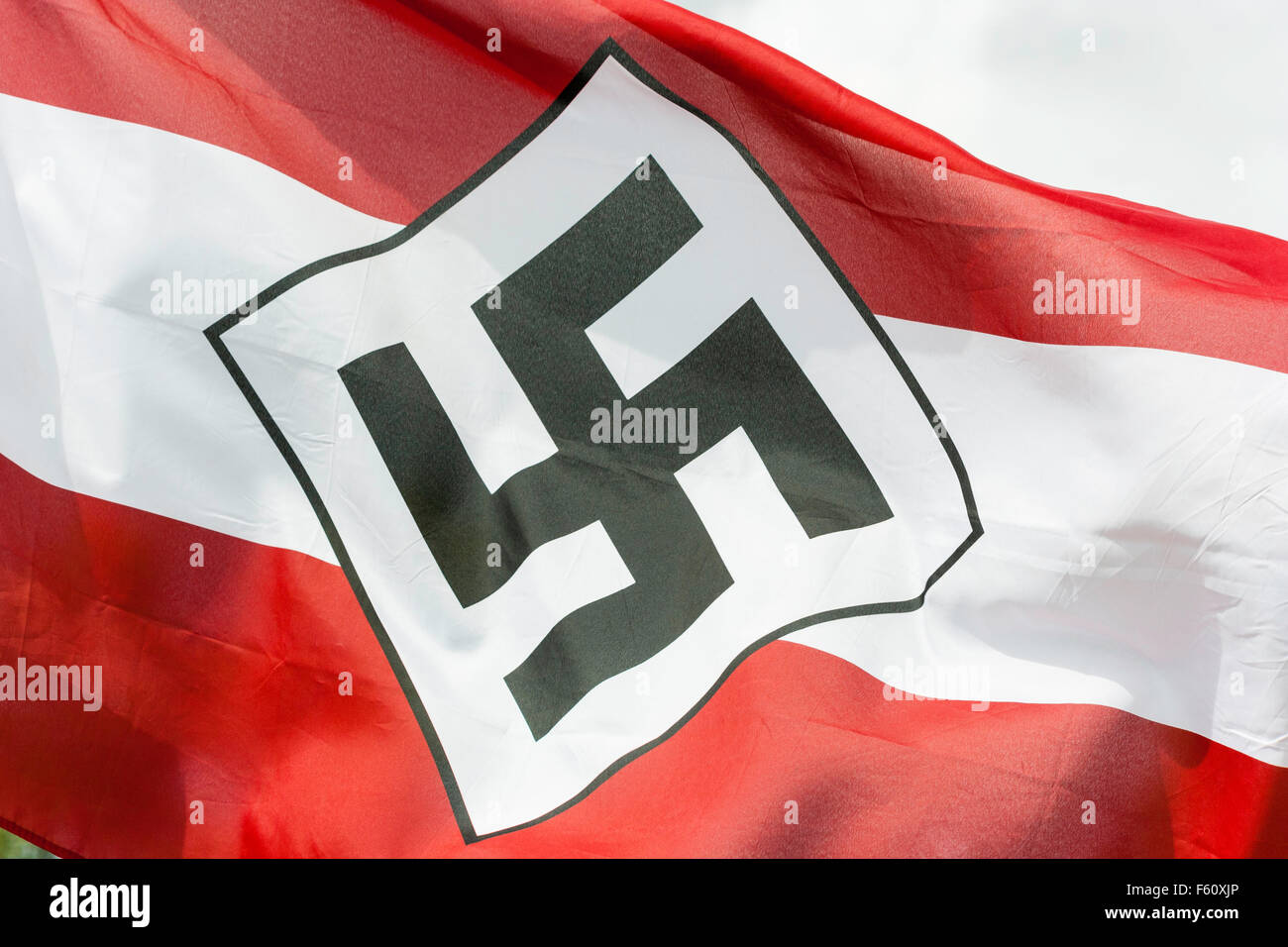 La seconda guerra mondiale la rievocazione. Il tedesco armyt bandiera con la svastica nazista in medio, che fluttua nel vento. Close-up Foto Stock