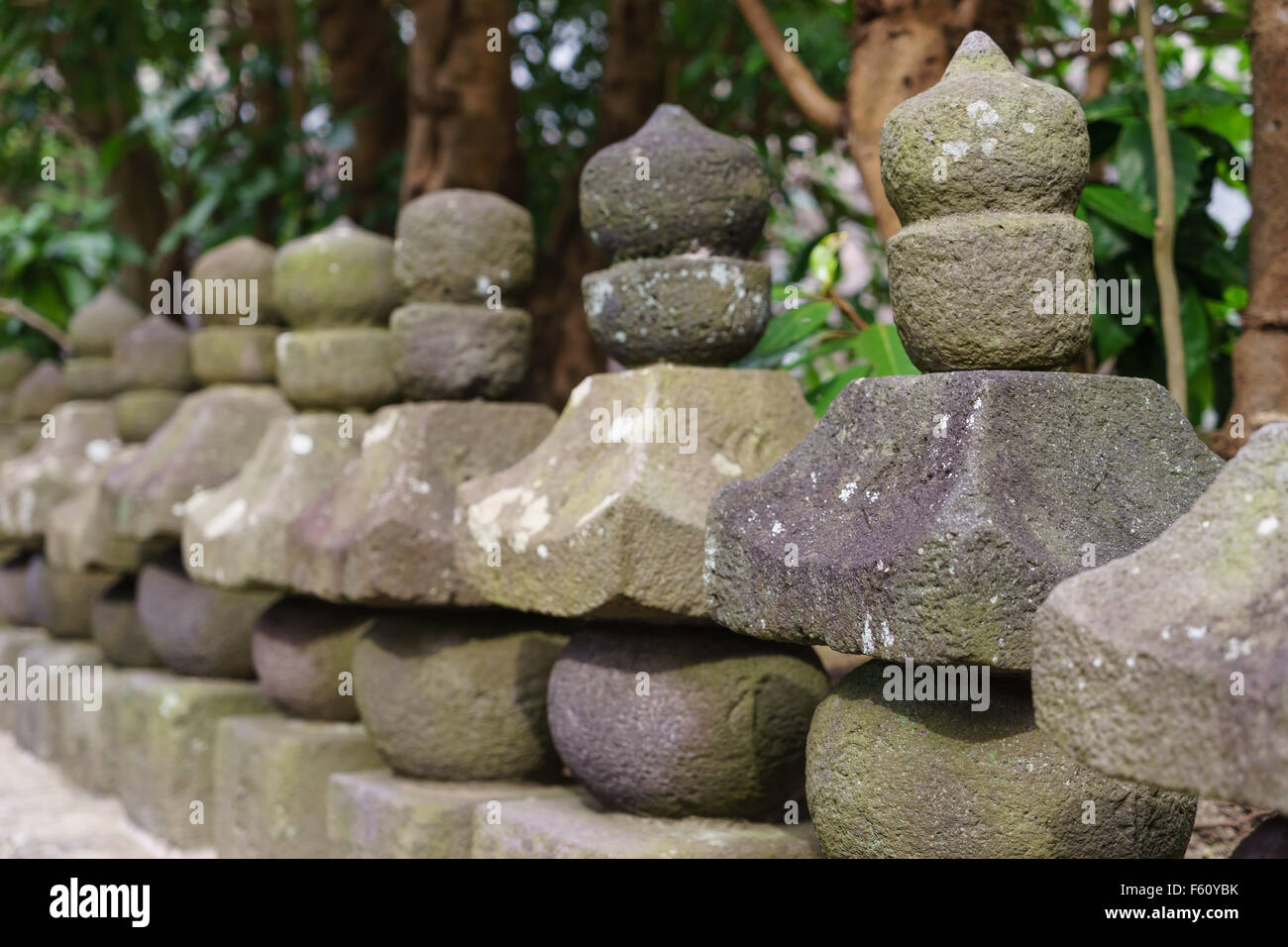 Sculture in pietra in un tempio buddista e santuario di Kamakura, Giappone. Foto Stock