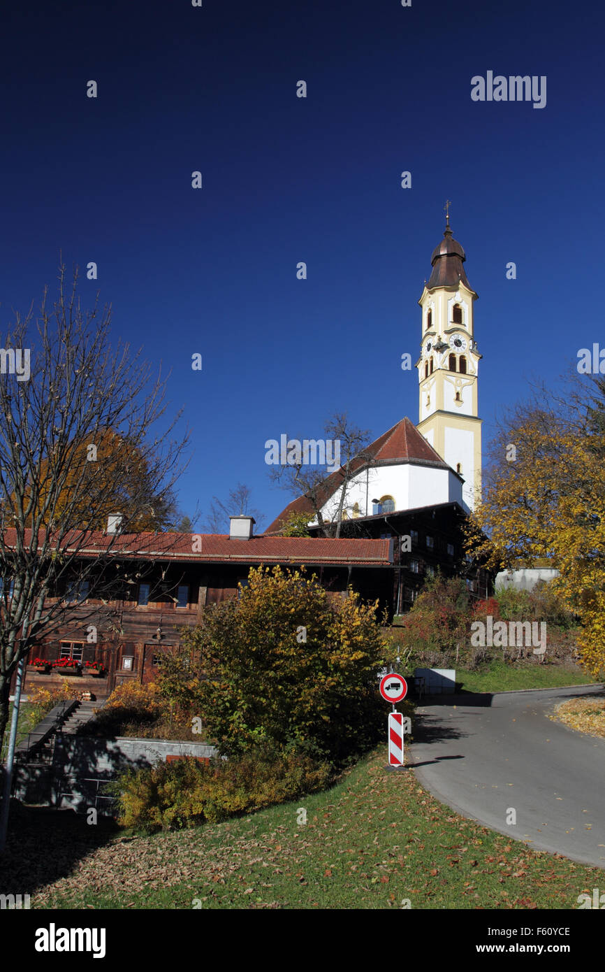 Chiesa di San Nicolò di Pfronten, Baviera, Germania nel bellissimo clima autunnale. Foto Stock