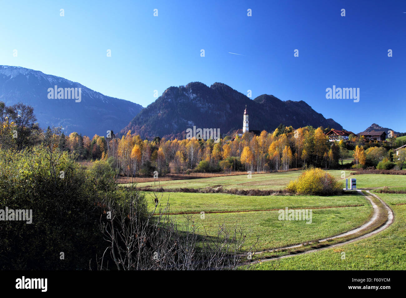 Vista sul paesaggio autunnale a Pfronten, Baviera, Germania nel bellissimo clima autunnale con la Chiesa di San Nicolò in parte anteriore Foto Stock