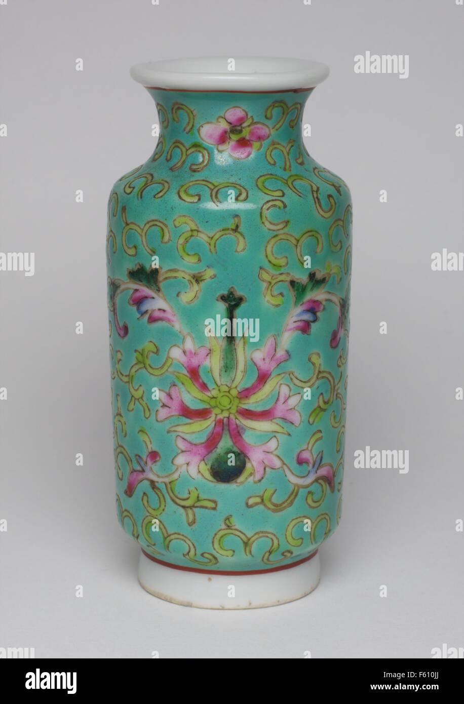 Il cinese famille rose vaso in miniatura Foto Stock
