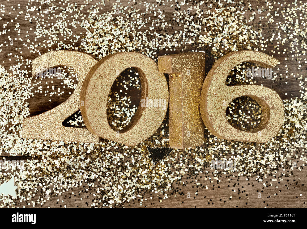 Golden figure 2016 su un asse di legno con brillantini Foto Stock