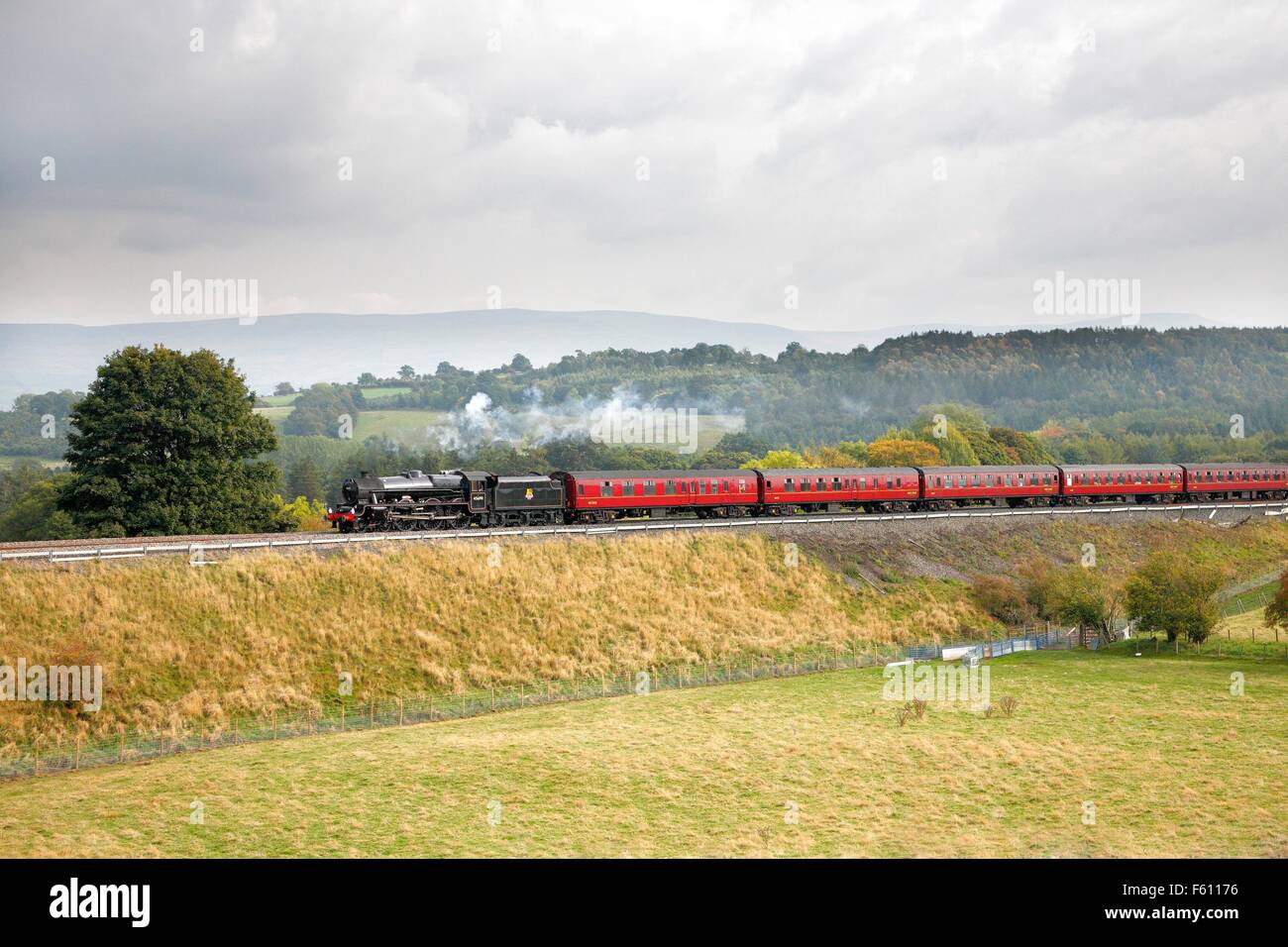 Locomotiva a vapore LMS Giubileo Classe Leander 45690 sull'accontentarsi di Carlisle linea ferroviaria vicino Lazonby, Eden Valley, Cumbria, Regno Unito. Foto Stock