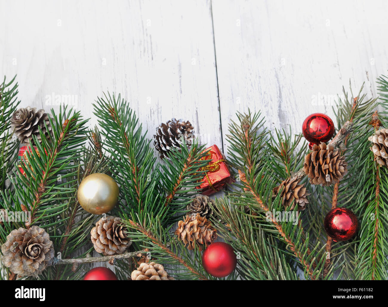 Rami di abete con decorazione di Natale su sfondo bianco Foto Stock