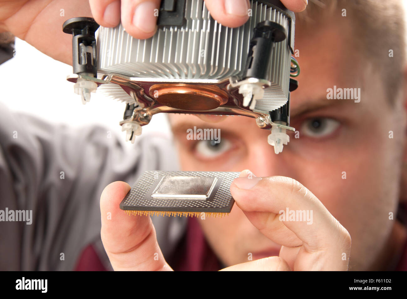 Computer del tecnico di assistenza per l'installazione del processore Foto Stock