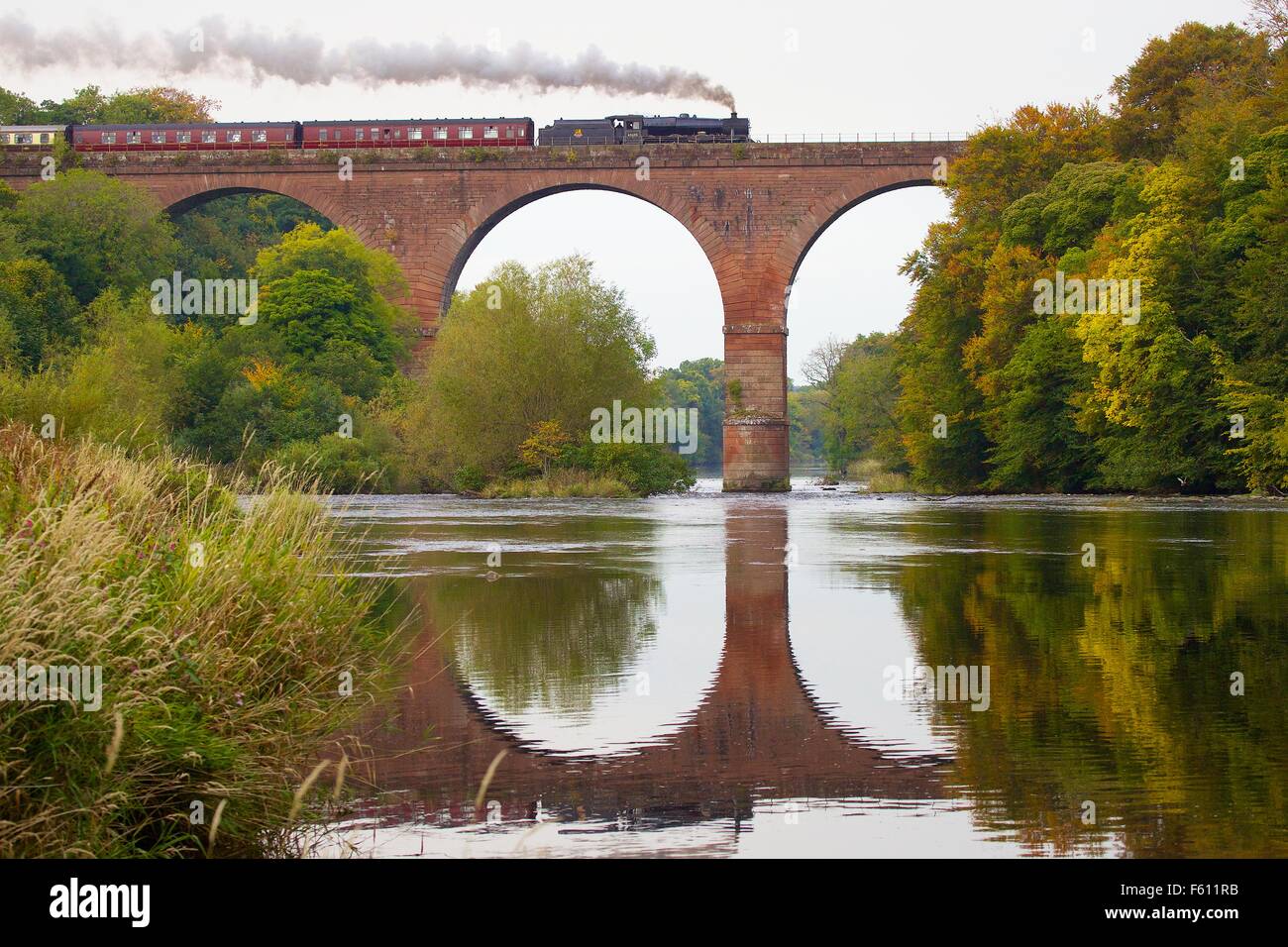 Locomotiva a vapore LMS Giubileo Classe Leander 45690. Wetheral viadotto Eden, Wetheral, Carlisle, Cumbria, Regno Unito. Foto Stock