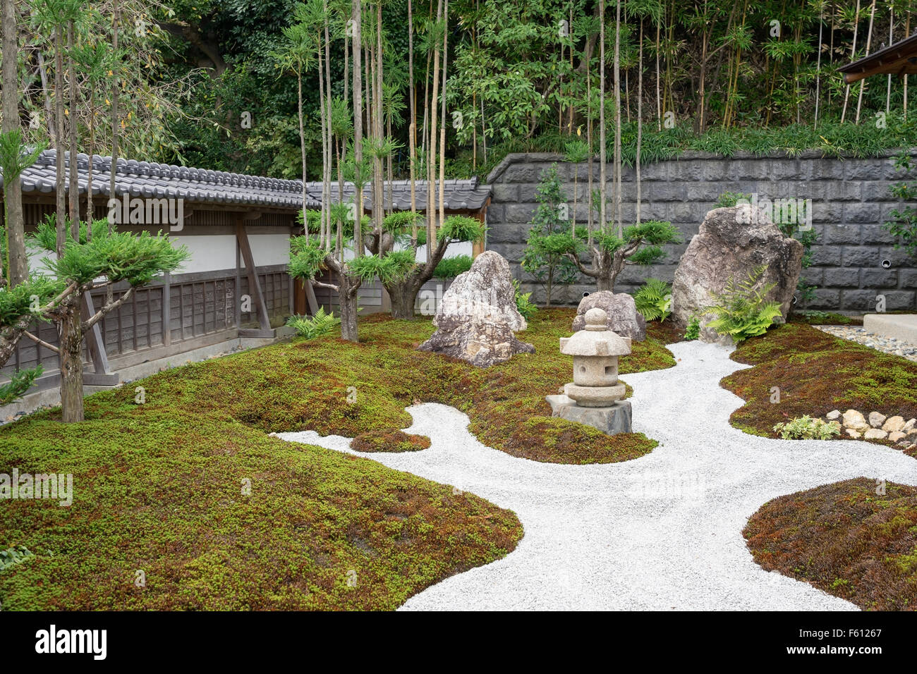 Un tradizionale giardino zen a Hase-dera tempio buddista a Kamakura, Giappone. Foto Stock