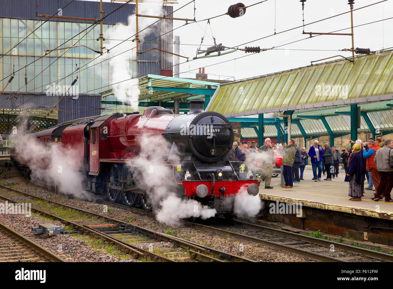 Treno a vapore LMS Giubileo 45699 Classe Galatea. Carlisle stazione ferroviaria, Carlisle, Cumbria, Inghilterra, Regno Unito. Foto Stock