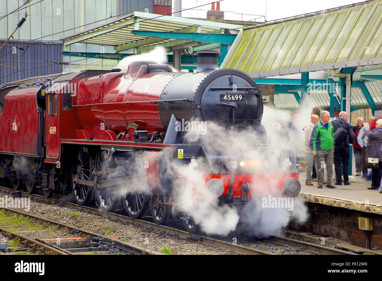 Treno a vapore LMS Giubileo 45699 Classe Galatea. Carlisle stazione ferroviaria, Carlisle, Cumbria, Inghilterra, Regno Unito. Foto Stock