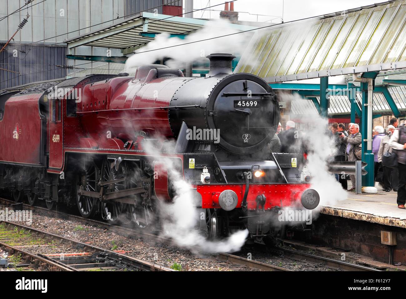 Treno a vapore LMS Giubileo 45699 Classe Galatea. Carlisle stazione ferroviaria, Carlisle, Cumbria, Inghilterra, Regno Unito. Foto Stock