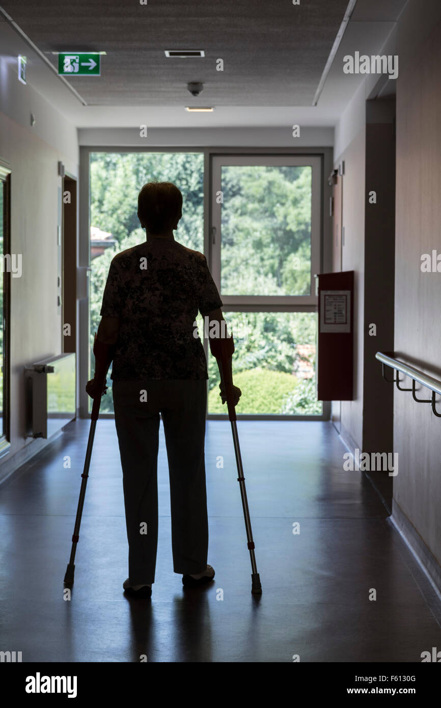 Donna anziana camminando con le stampelle, ospedale, rehab, Germania Foto Stock