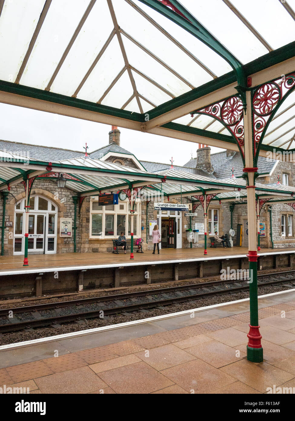 Il restaurato ed elencati stazione ferroviaria a Grange-over-Sands Cumbria Regno Unito Foto Stock