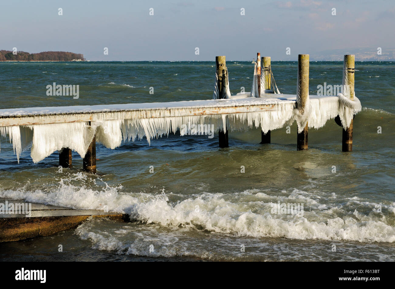 Icy pier durante il mese di febbraio 2012 Unione ondata di freddo in Nyon, sul Lago di Ginevra, nel Cantone di Vaud, Svizzera Foto Stock