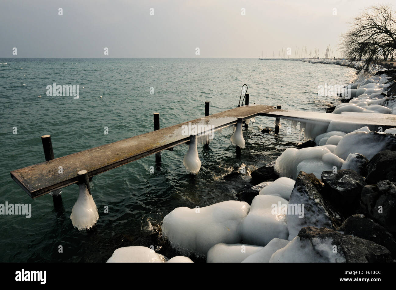 Coperti di ghiaccio scogli lungo la costa del lago di Ginevra durante il mese di febbraio 2012 Unione ondata di freddo in Rolle, Canton Vaud, Svizzera Foto Stock