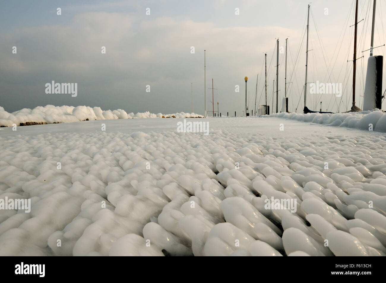 Ice-passeggiata coperta nel porto di Rolle durante il mese di febbraio 2012 Unione ondata di freddo, Canton Vaud, Svizzera Foto Stock