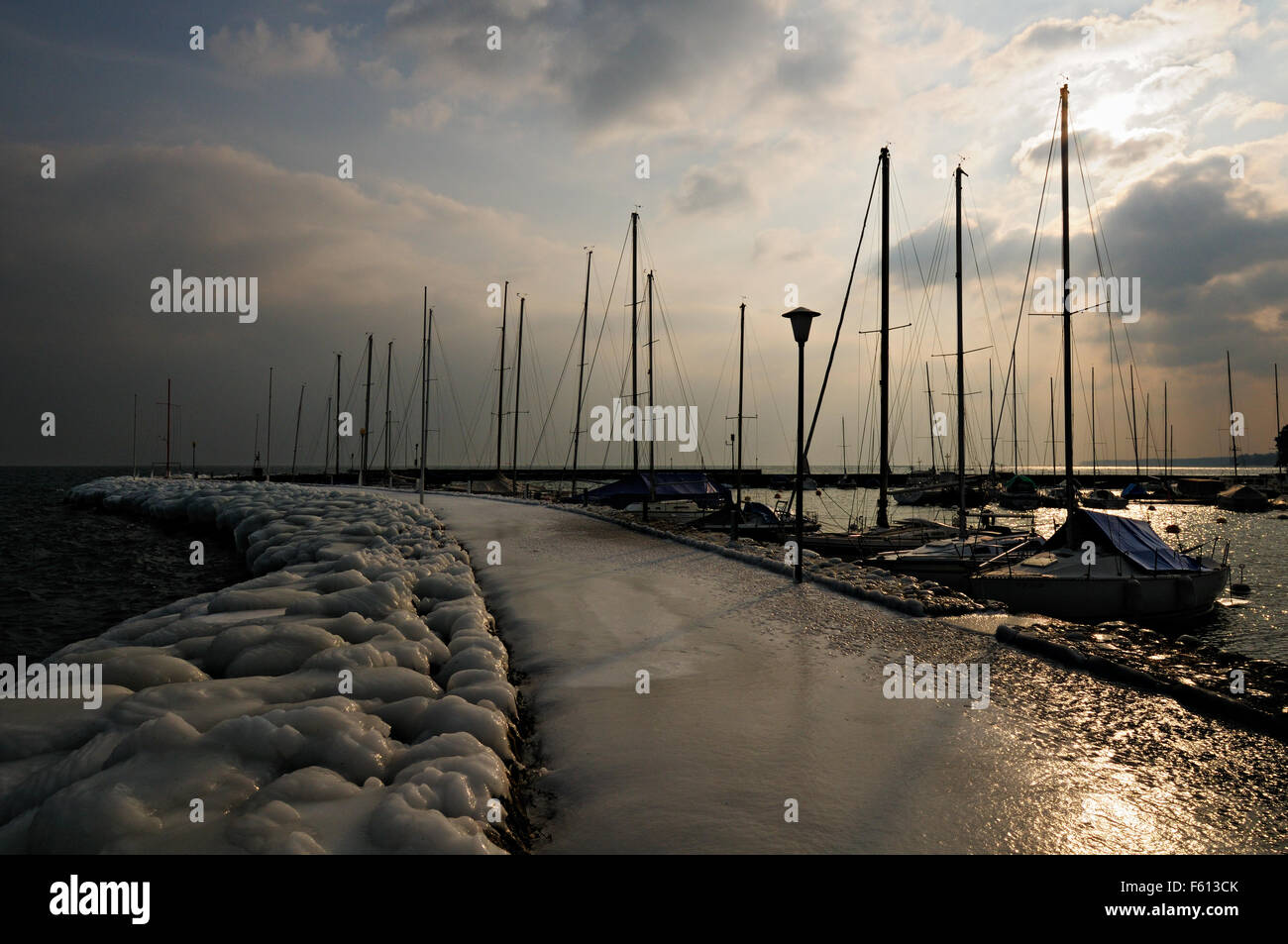 Coperti di ghiaccio rocce e passeggiata al porto di Rolle durante il mese di febbraio 2012 Unione ondata di freddo, Canton Vaud, Svizzera Foto Stock