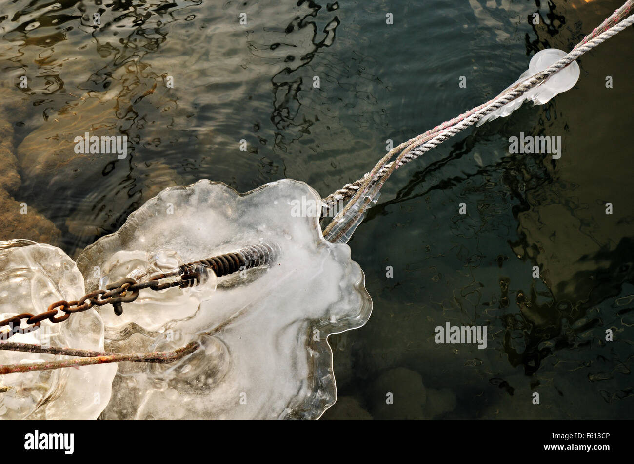 Coperti di ghiaccio corda e catena di una barca durante il mese di febbraio 2012 Unione ondata di freddo nel porto di Rolle, Svizzera Foto Stock