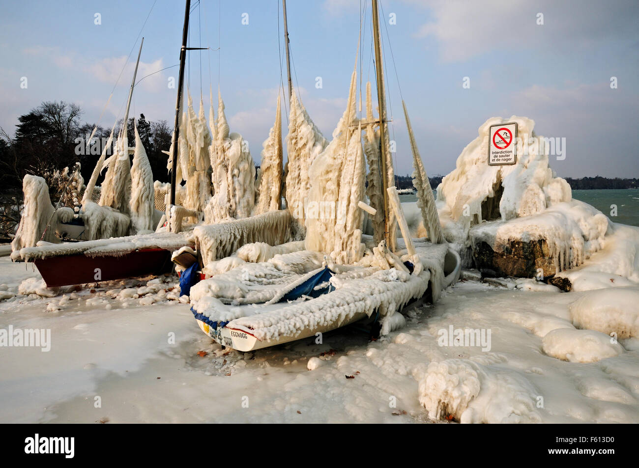 Coperti di ghiaccio barche durante il mese di febbraio 2012 Unione ondata di freddo in porto Choiseul a Versoix, Cantone di Ginevra, Svizzera Foto Stock