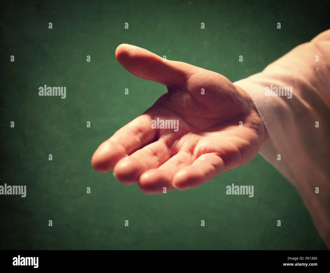 La mano di Dio raggiungendo fuori Foto Stock