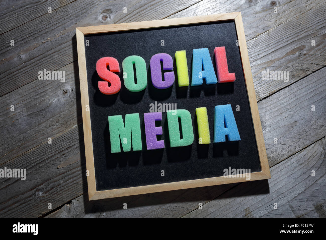 Social media parola da lettere su una lavagna segno Foto Stock