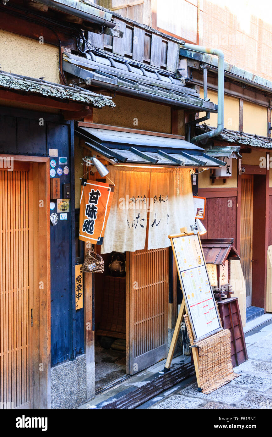 Giappone, Kyoto, Gion. Tradizionale Giapponese bar in legno con porta scorrevole e Noran tendaggi appesi. Finestra Mushiko e Koshi, la struttura a reticolo. Foto Stock