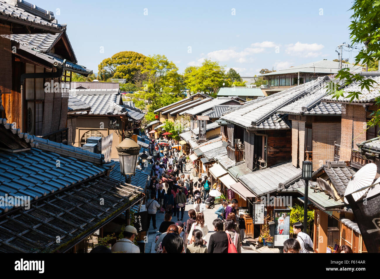 Giappone, Kyoto. Vista lungo la trafficata Sannen-zaka, famosa attrazione turistica, su una strada stretta con i tradizionali in legno a Edo periodo negozi su entrambi i lati. Foto Stock