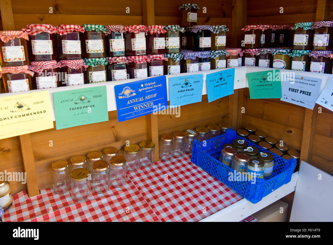 Le scorte in magazzino per il capannone dietro i bulloni sono passati da offre da 5 a 35 righe di marmellata , gelatine , mostarde , marmellate . vincitore del premio dei certificati da enti locali mostrano aggiudicato a Patricia per la sua cottura Roger e Patricia bullone nella foto a casa e fuori con il loro stallo di scones , maglieria , confetture , marmellate , jellys e vege per una funzione su nick cunard sull orlo del progetto. pix e copyright nick cunard commissione jane sherwood / Sunday Express pix Foto Stock