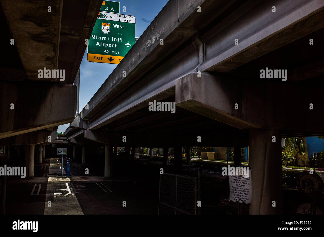 Superstrada sottopassaggio con Miami Airport segno Foto Stock