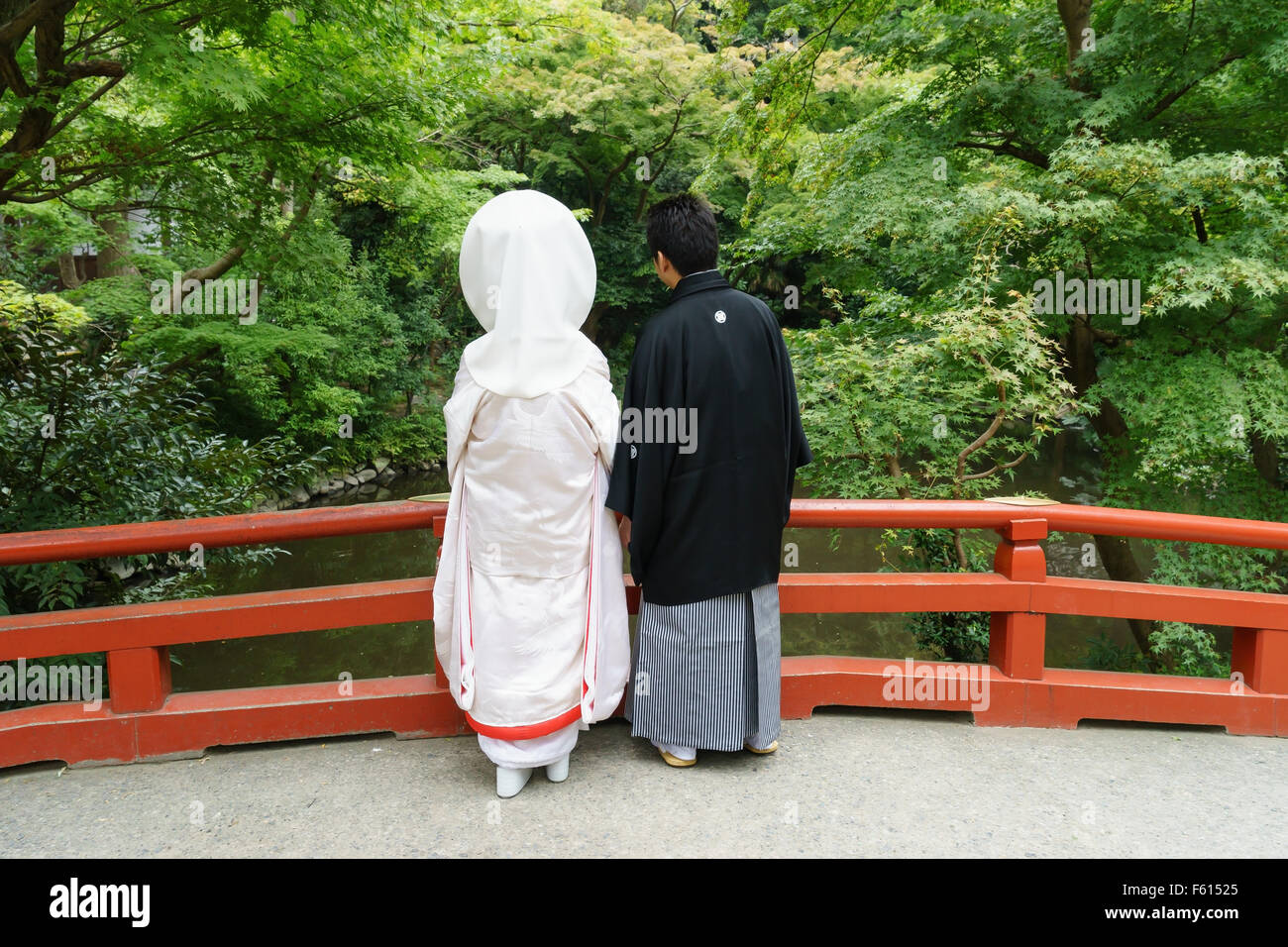 Un tradizionale matrimonio giapponese sposa e lo sposo in un parco a Kamakura, Giappone. Foto Stock