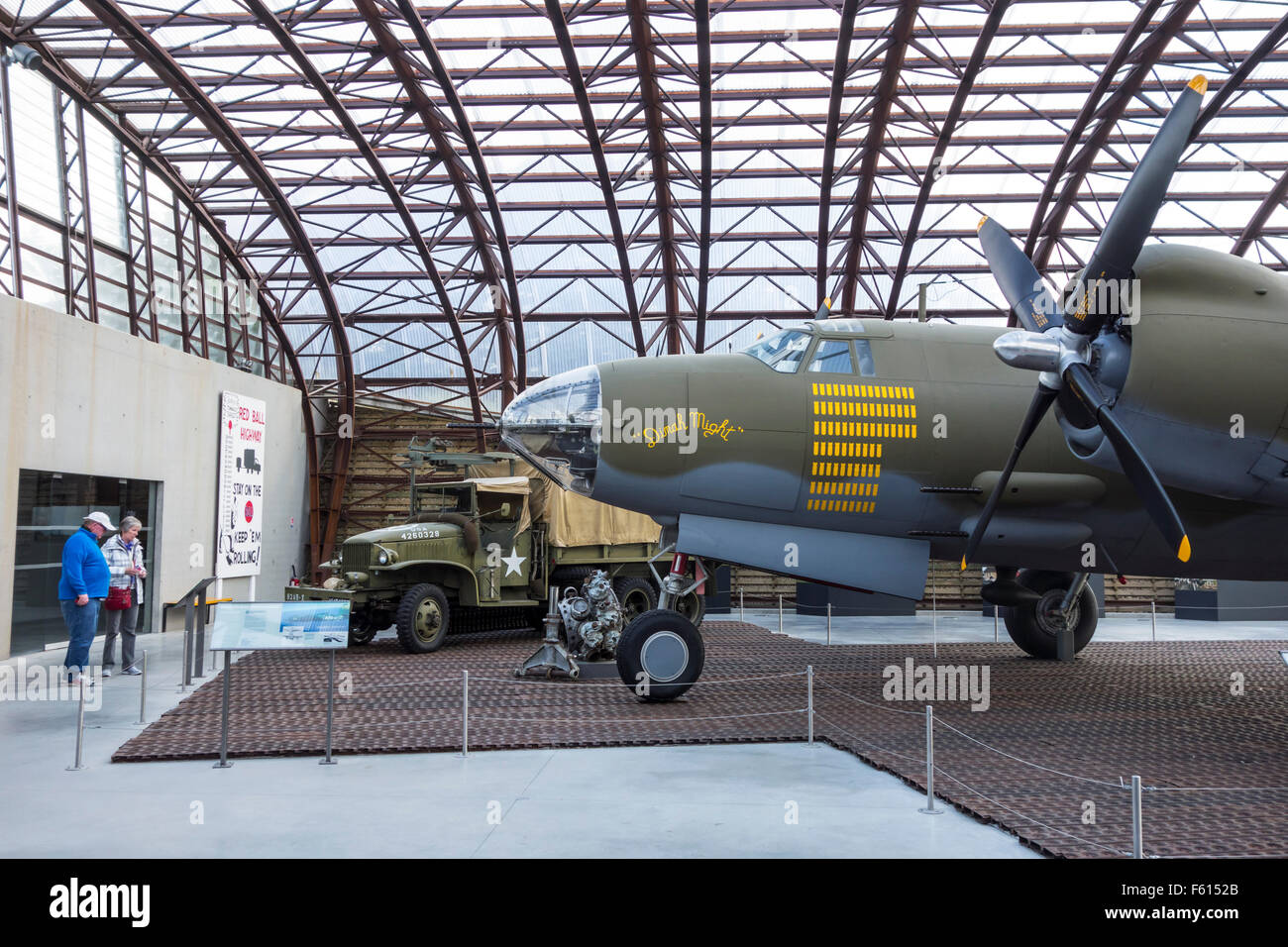 Per i visitatori in cerca del Martin B-26 Marauder, guerra mondiale II bomber in Utah Beach Musée du Débarquement, WW2 museo in Normandia Foto Stock