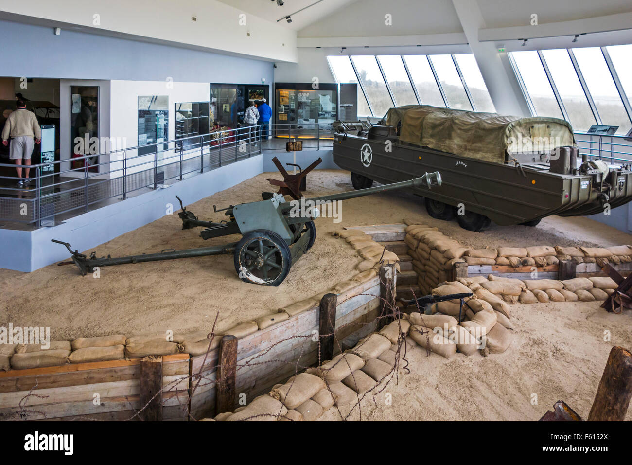 Pak tedesco 40 75 mm anti-Serbatoio di pistola e DUKW, sei ruote motrici carrello anfibio, Musée du Débarquement Utah Beach, Normandia, Francia Foto Stock