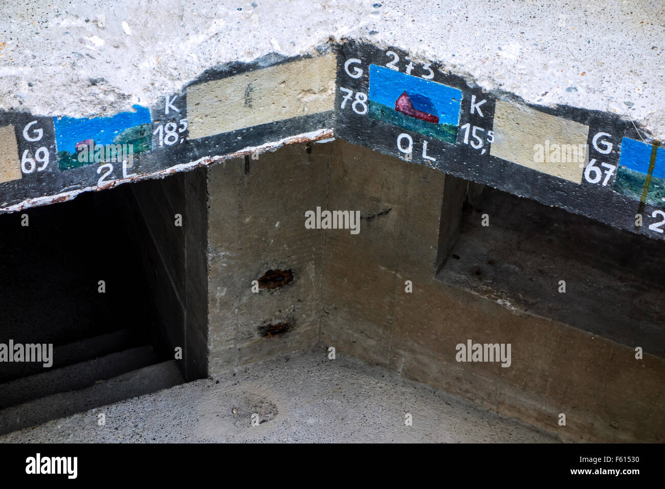 Intervallo ricerca delle coordinate e le immagini di elementi di paesaggio dipinto sul tedesco guerra mondiale due bunker, Utah Beach, Normandia, Francia Foto Stock