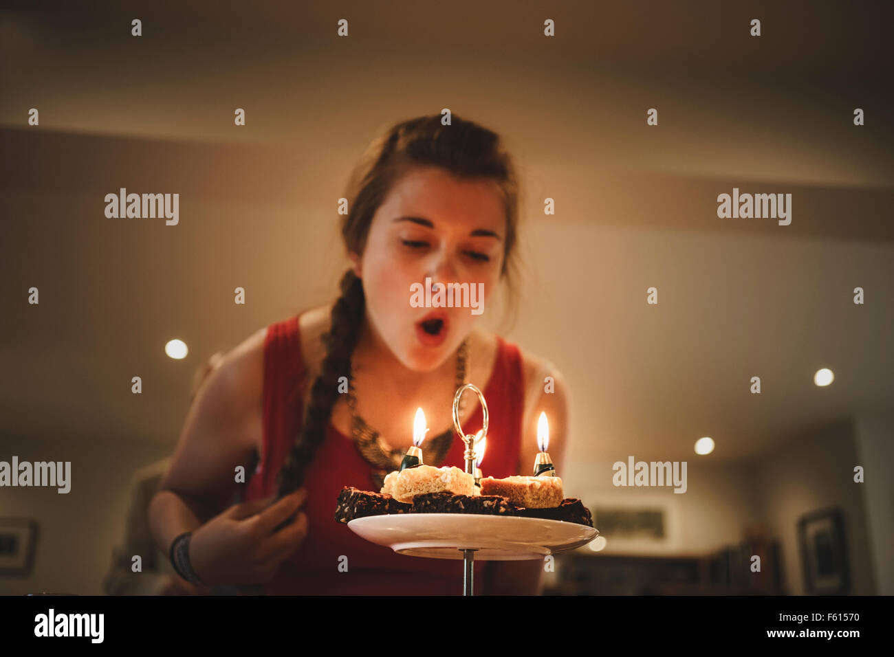 Ragazza adolescente la celebrazione di compleanno Foto Stock