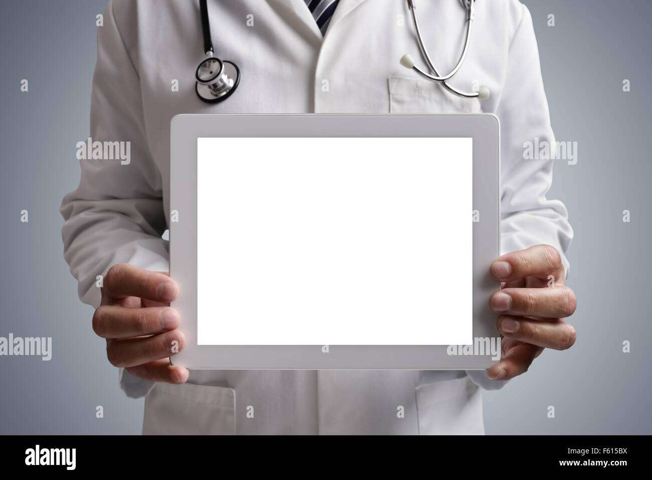 Medico tenendo un fustellato tavoletta digitale schermo per copiare il concetto medico Foto Stock