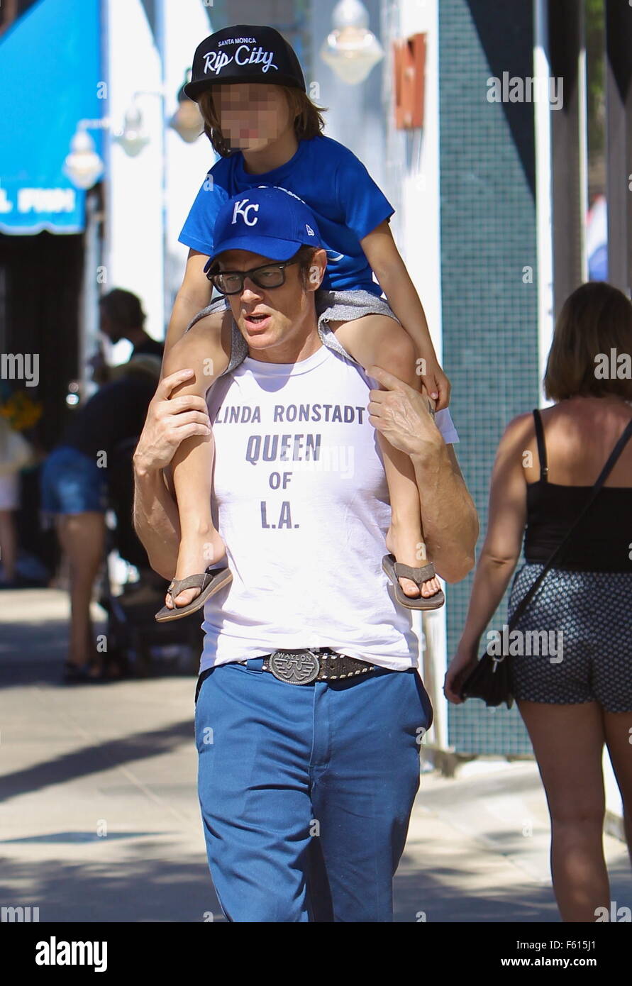 Johnny Knoxville dà il suo figlio Rocko un giro sulle sue spalle durante una visita di studio City mercato agricolo con i suoi figli con: Johnny Knoxville, Rocko Clapp dove: Studio City in California, in California, Stati Uniti quando: 27 Set 2015 Foto Stock