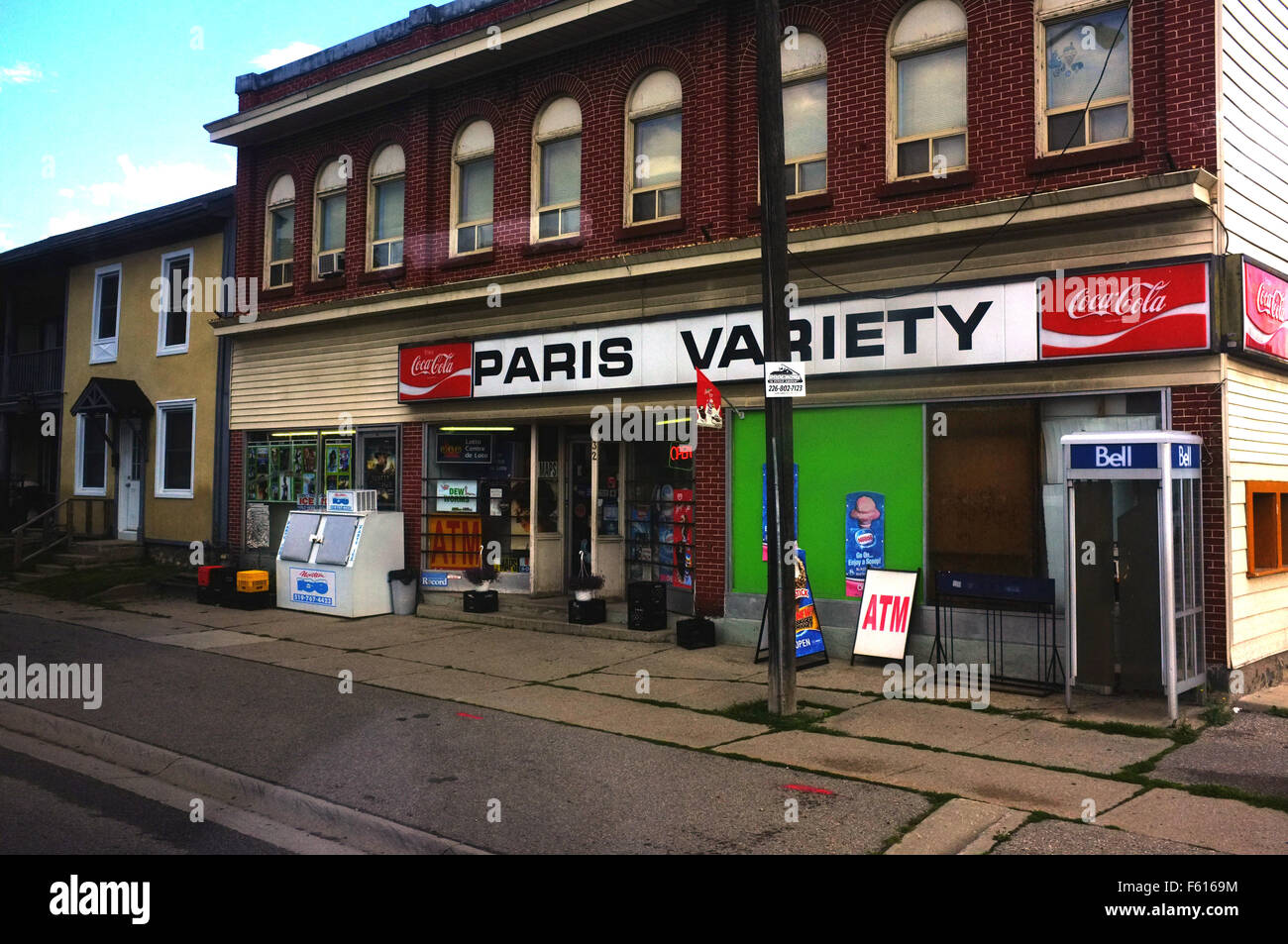 Una varietà store in Ontario per comunità di Parigi in Canada. Foto Stock
