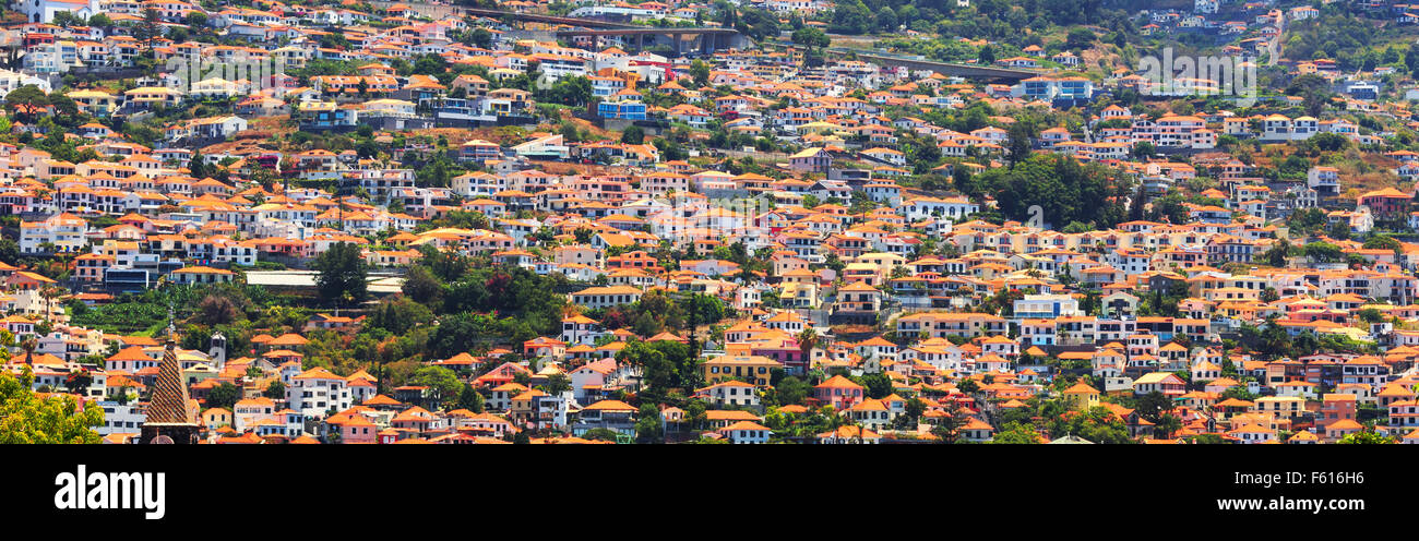 Poco case in mattoni con tetto arancione sulle colline, il Portogallo, la Madera Foto Stock