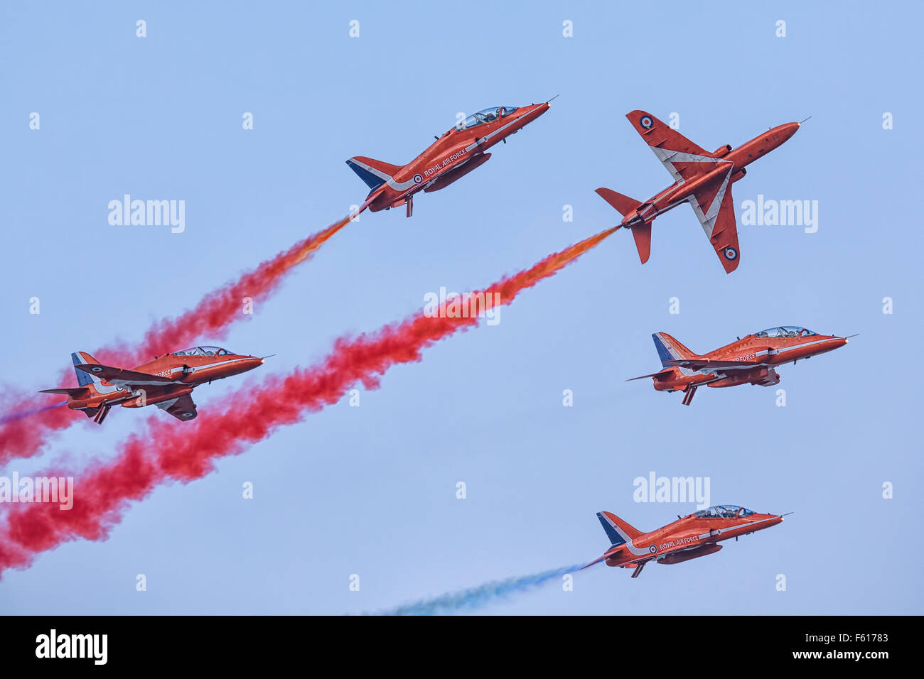 Volo dimostrativo RAF "frecce rosse' sul BAE Hawk T1 durante AirShow di Dubai Foto Stock