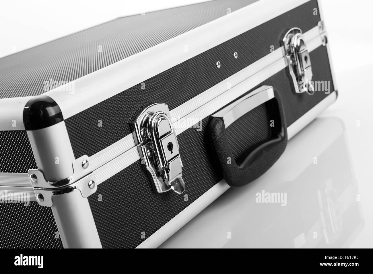 Valigetta metallica per denaro isolato su sfondo bianco closeup foto Foto Stock