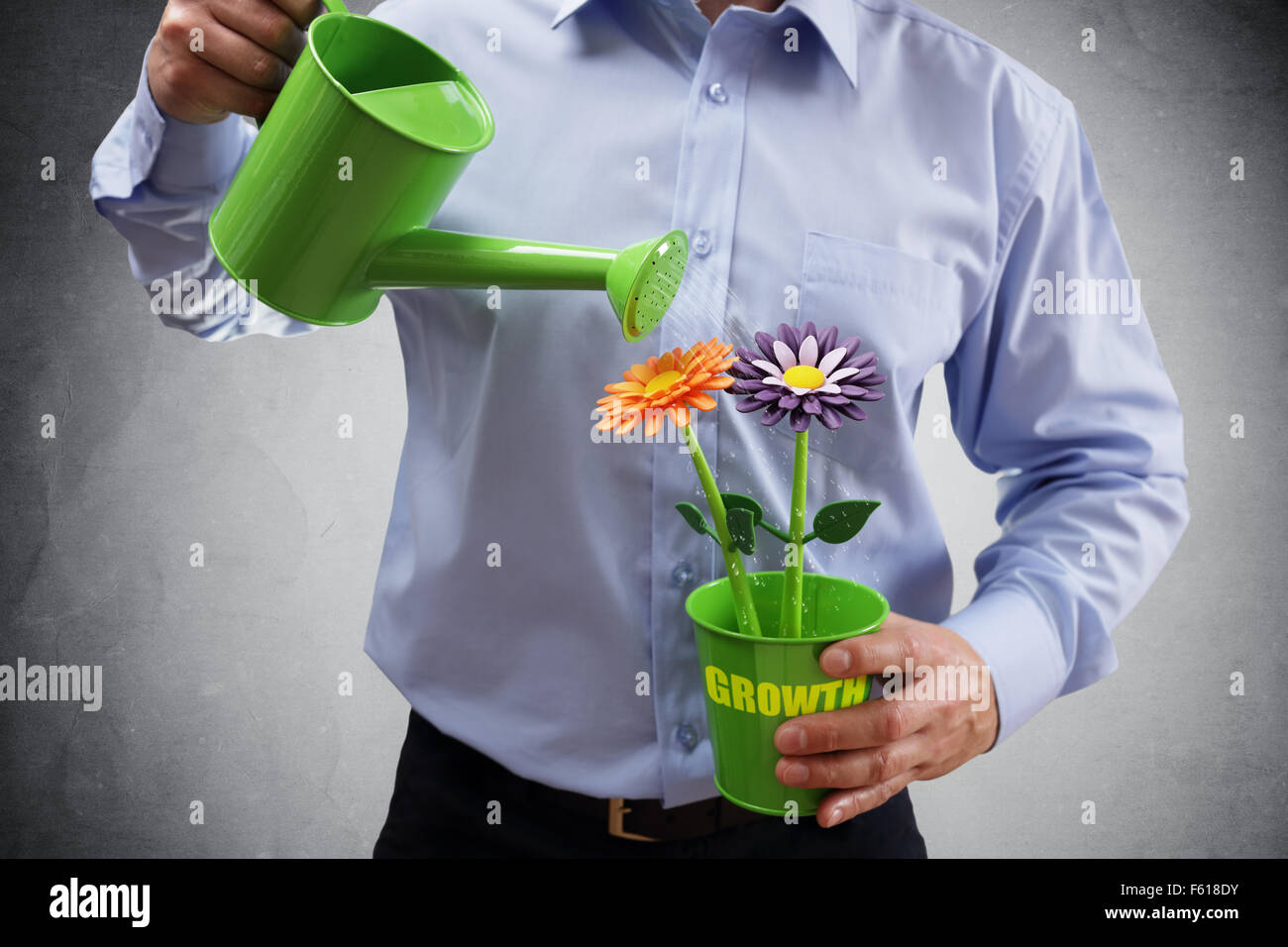 Gli investimenti e la crescita imprenditore con l'innaffiamento può investire in attività e di rendere il concetto di denaro Foto Stock