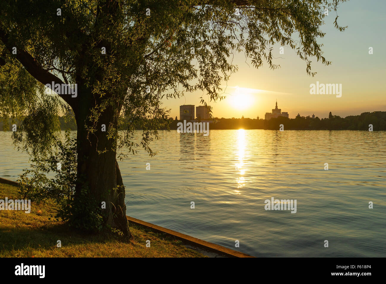Tramonto su Herastrau lago e sul parco a Bucarest, in Romania. Foto Stock