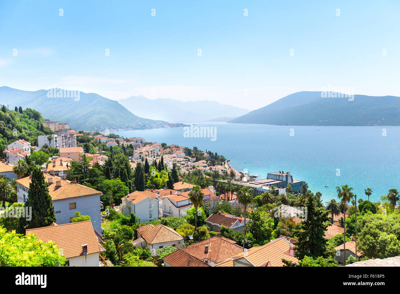 Bella la vista della città sulla costa Foto Stock