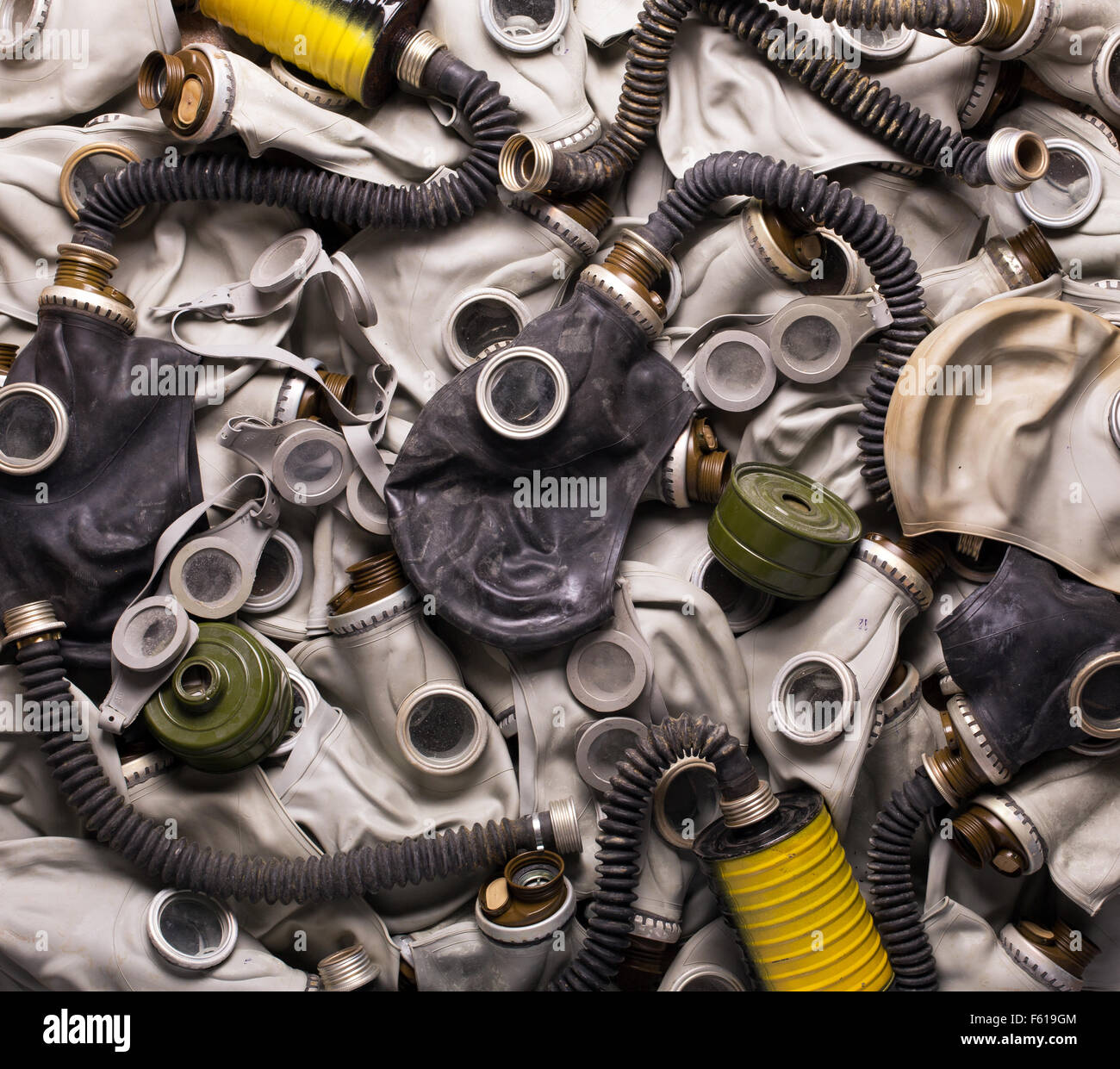 Sullo sfondo di un vecchio e sporco di maschere antigas Foto Stock