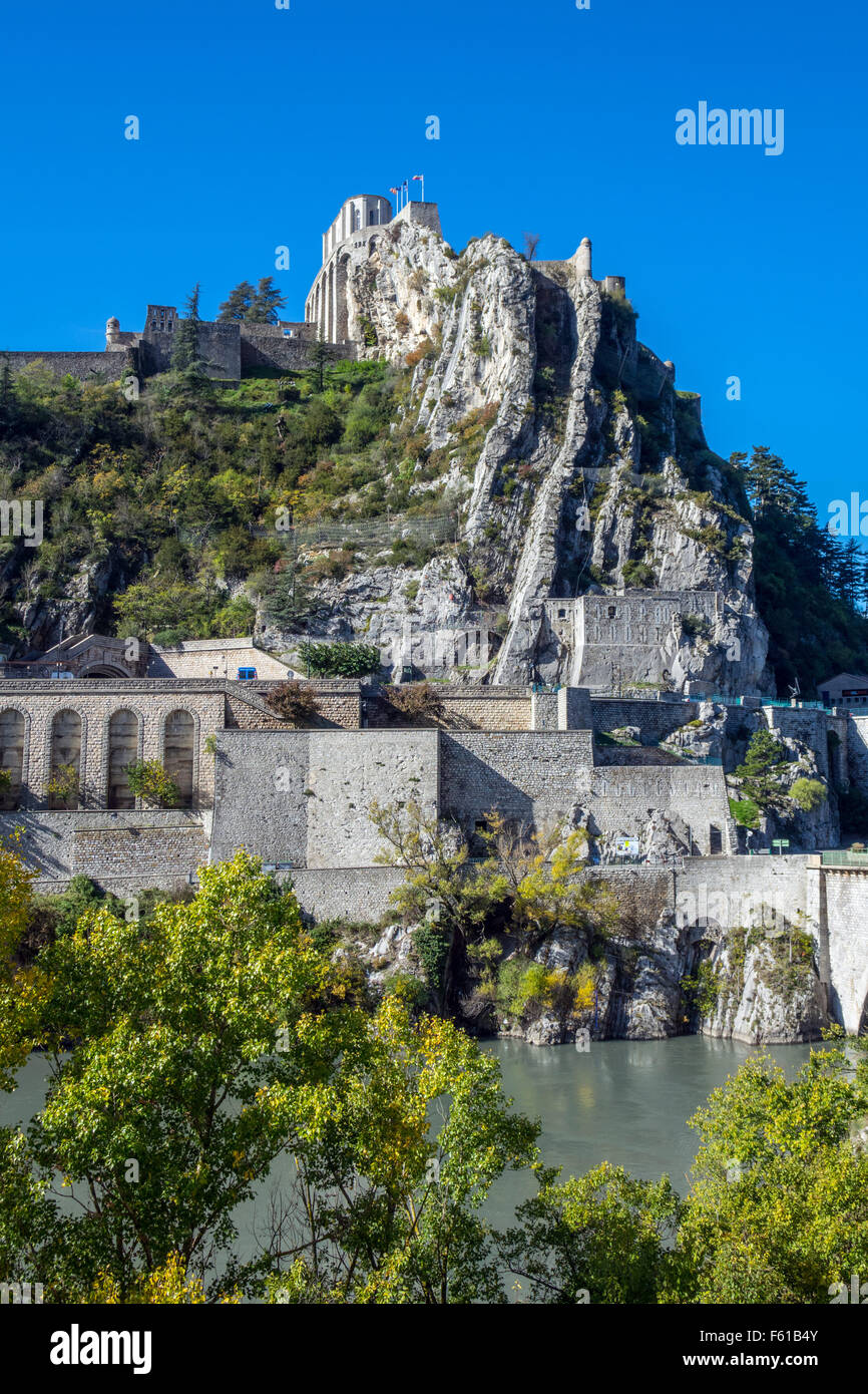 Castello e la città vecchia di Sisteron, Sisteron, Provenza, regione Provence-Alpes-Côte d'Azur, in Francia Foto Stock